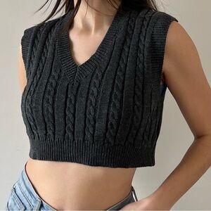 ☕️ charcoal cable knit cropped vest